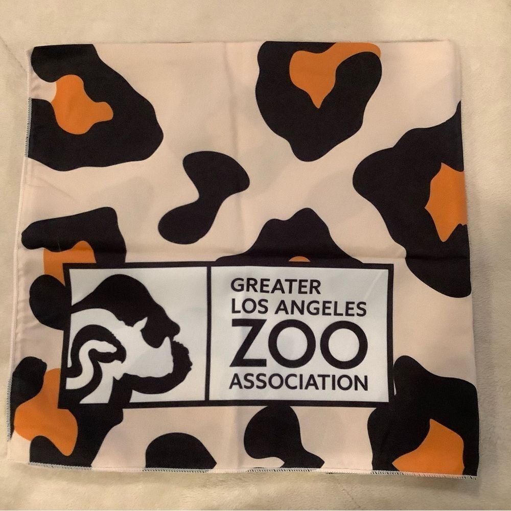L.A. Zoo VIP Member Gift Bag- Stuffies- Blanket- brochure- Scarf Special Edition - Picture 5 of 9
